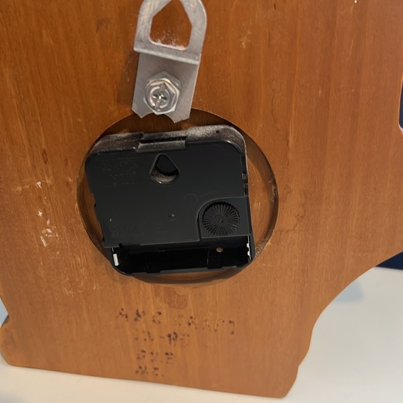 Vintage Wooden Hand Gesture Clock - Picture 4 of 4